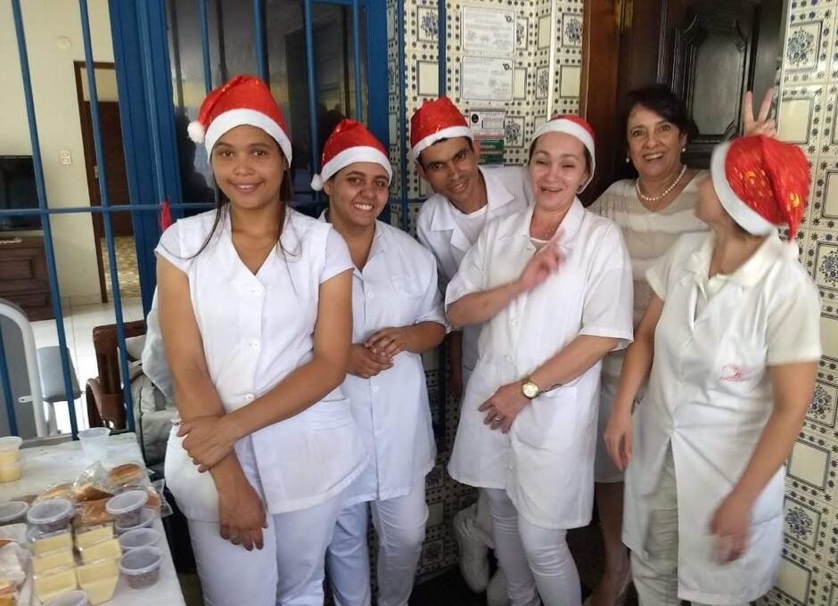 Imagem ilustrativa da equipe maravilhosa com gorro de natal na casa de repouso mamma mia Imagem ilustrativa da equipe maravilhosa com gorro de natal na casa de repouso mamma mia
