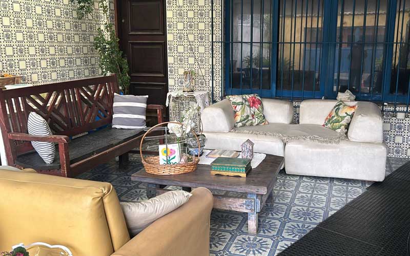 Imagem ilustrativa do quintal da frente com três sofas confortável na casa de repouso mamma mia Imagem ilustrativa do quintal da frente com três sofas confortável na casa de repouso mamma mia