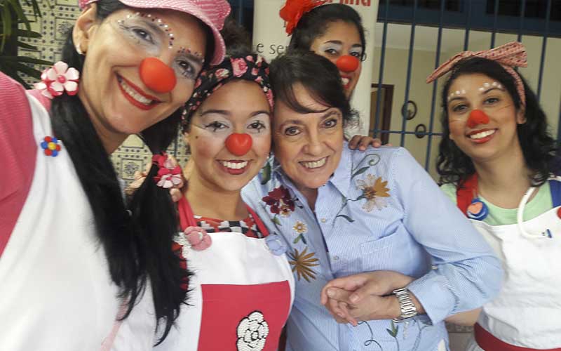 Imagem ilustrativa da equipe em uma festa a fantasia com nariz de palhaço para alegrar a festa na casa de repouso mamma mia Imagem ilustrativa da equipe em uma festa a fantasia com nariz de palhaço para alegrar a festa na casa de repouso mamma mia