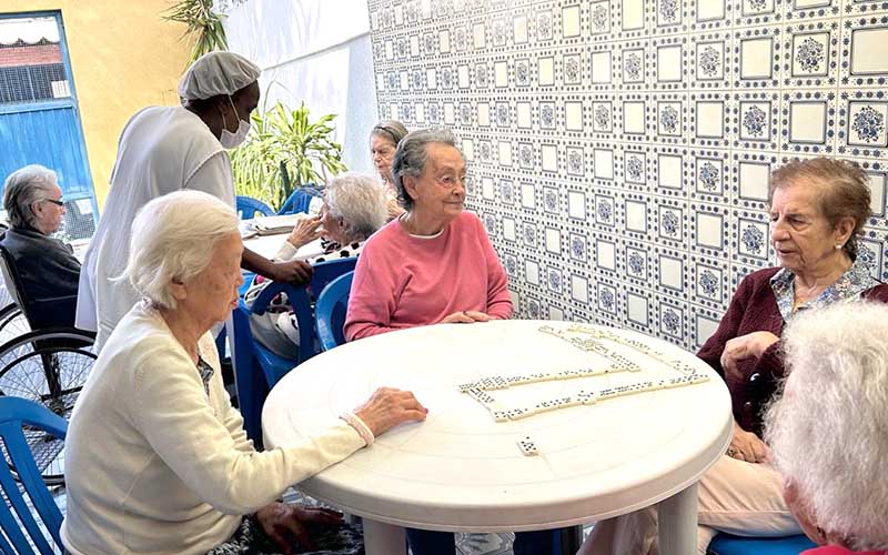 Imagem ilustrativa de atividades de jogos como dominó no quintal da casa de repouso mamma mia Imagem ilustrativa de atividades de jogos como dominó no quintal da casa de repouso mamma mia