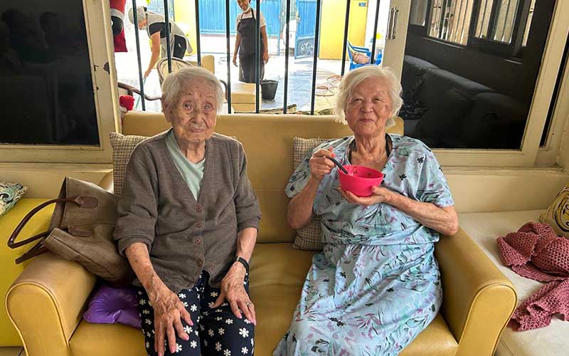 Imagem ilustrativa de duas lindas idosas senhoras orientais japonesas no sofa da casa de repouso mamma mia Imagem ilustrativa de duas lindas idosas senhoras orientais japonesas no sofa da casa de repouso mamma mia